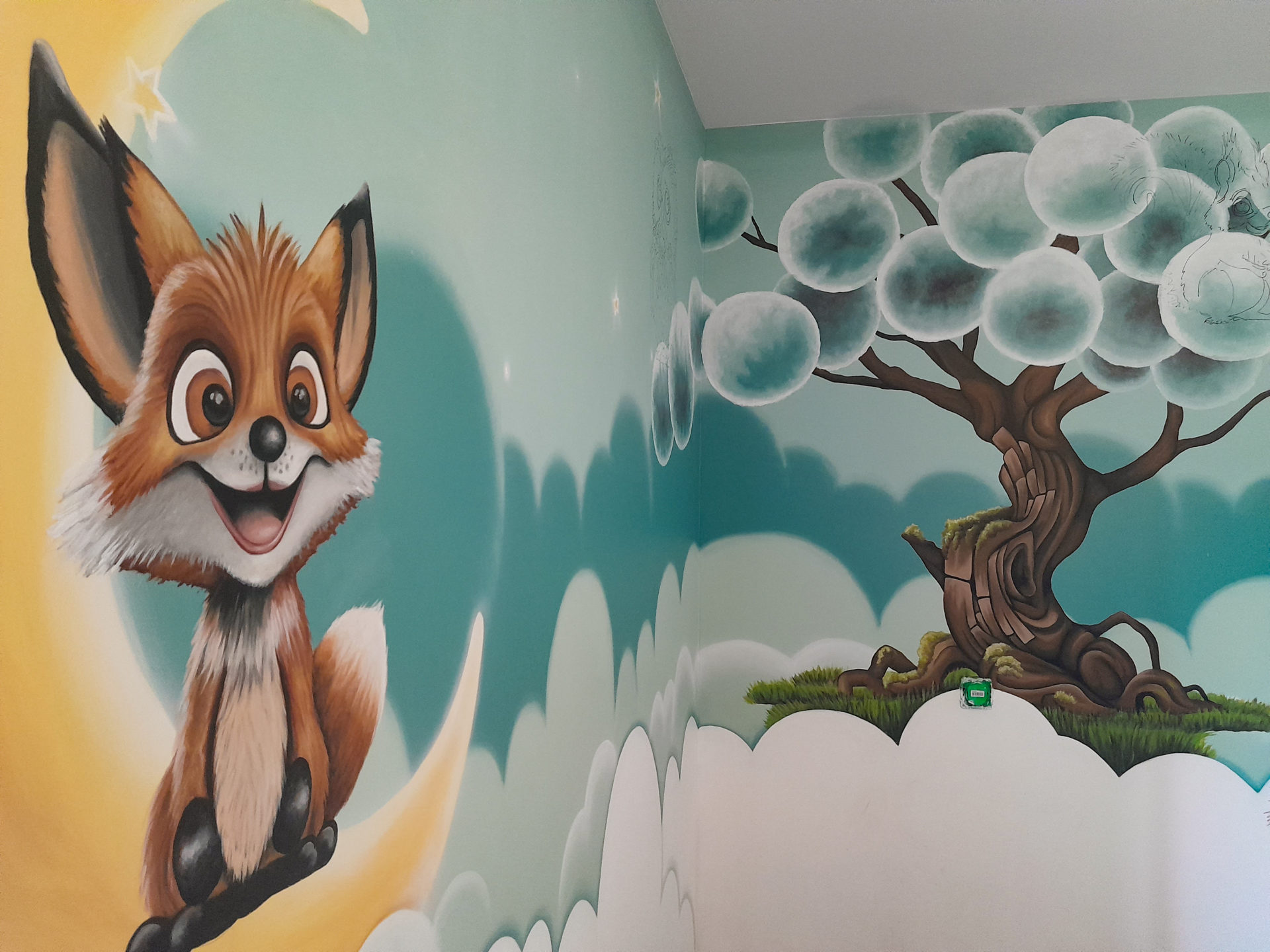 chambre, bébé, enfant, fresque, décor, dessin animé, animaux, foret, ciel, nuage, arbre, coton, boules, bleu, vert, renard, lune, champignon, fleur, pinguouin, biche, faon, herisson, écureuil, hibou, chouette,tronc, chat, rouille, lit, peinture