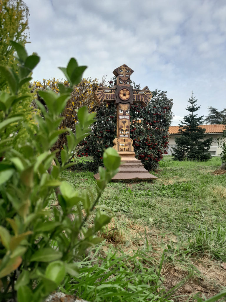 croix, totem, transformation, animaux, pierre, amérindien, socle, couleur, chouette, chat, marron, jaune, bordeaux